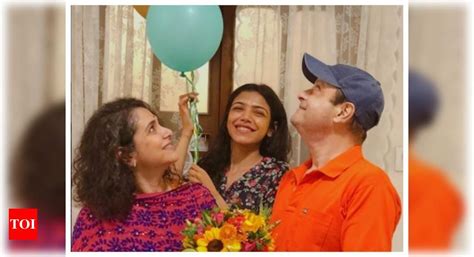 Shriya Pilgaonkar celebrates parents Sachin.